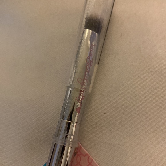 It cosmetics bundle - Picture 6 of 10